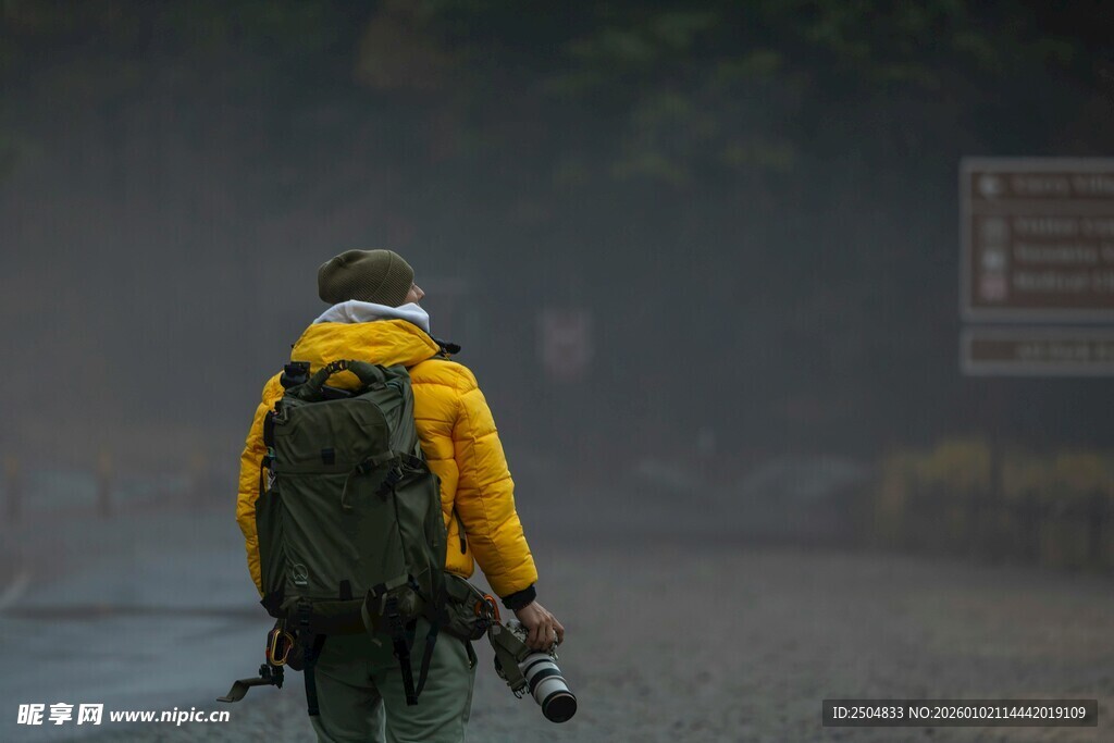 雨中徒步的背包旅行者