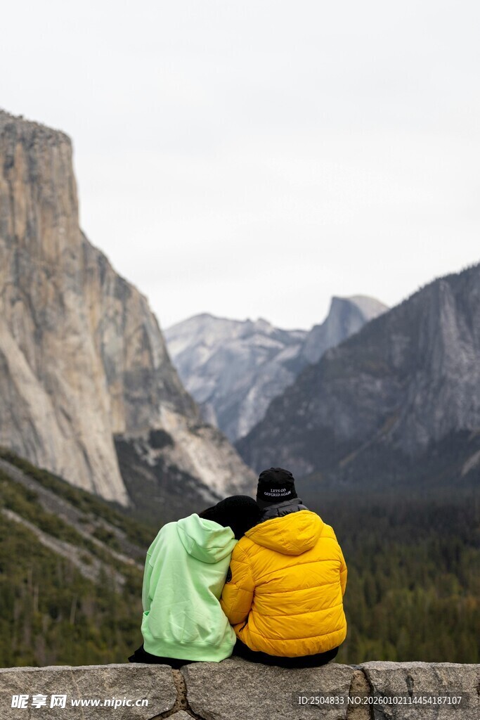 情侣赏景山间温暖背影