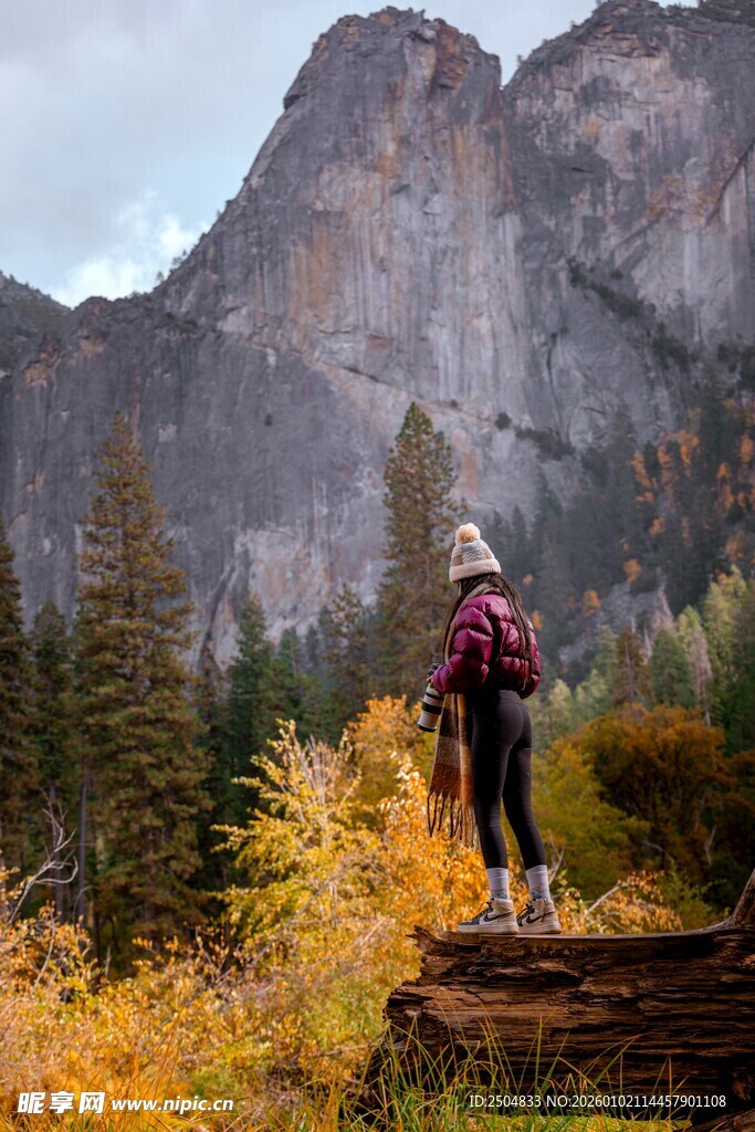 徒步者于山间赏秋景