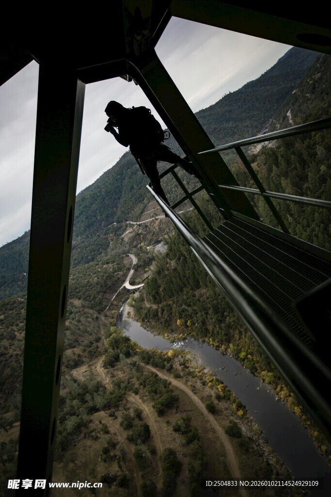 高空缆车俯瞰山间美景