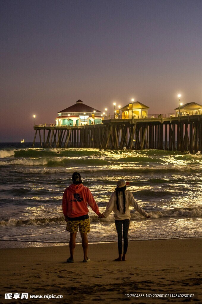 黄昏海滩上的情侣漫步