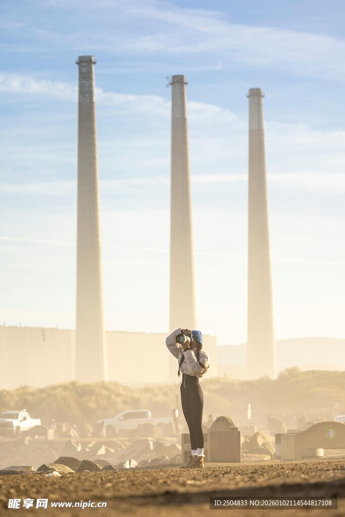 工人于烟囱前专注作业