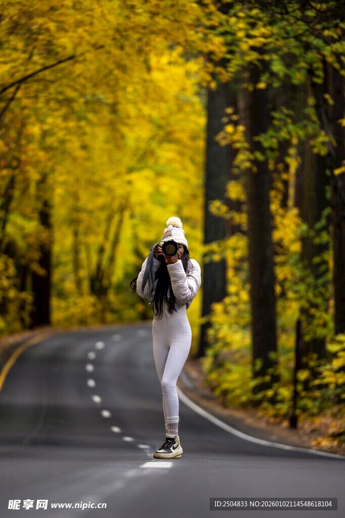 秋日独行者漫步林间小道