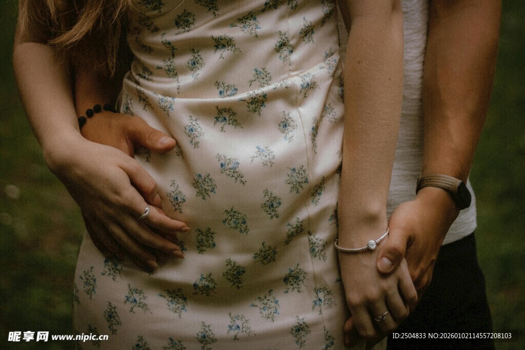 情侣亲密牵手依偎瞬间