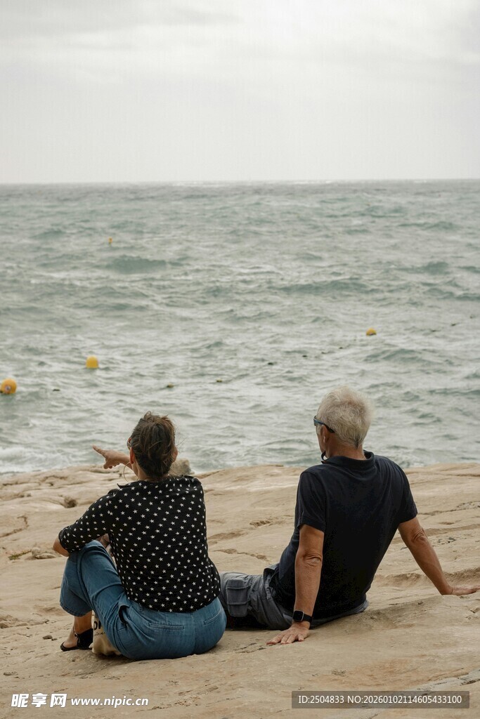 海边二人惬意坐望海景