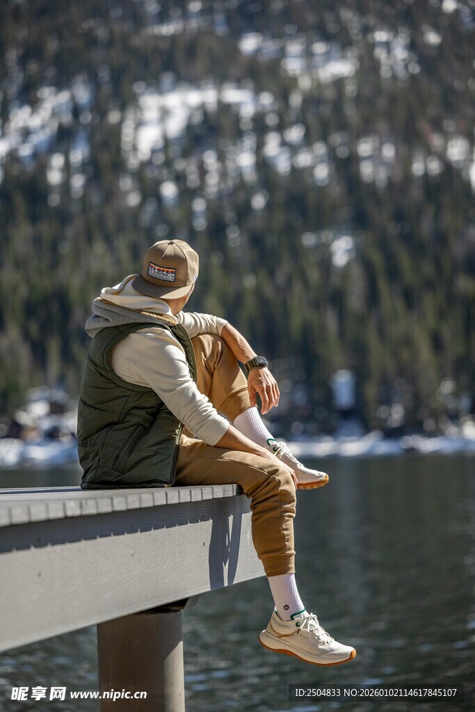 情侣桥上依偎赏湖景