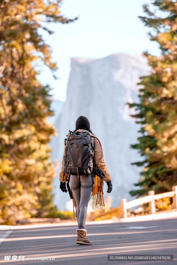 徒步者迈向壮丽山景
