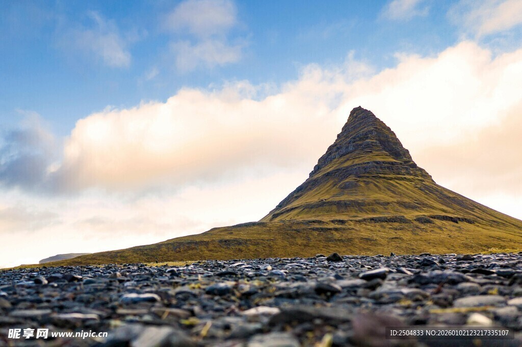 孤峰屹立于碎石荒原之上