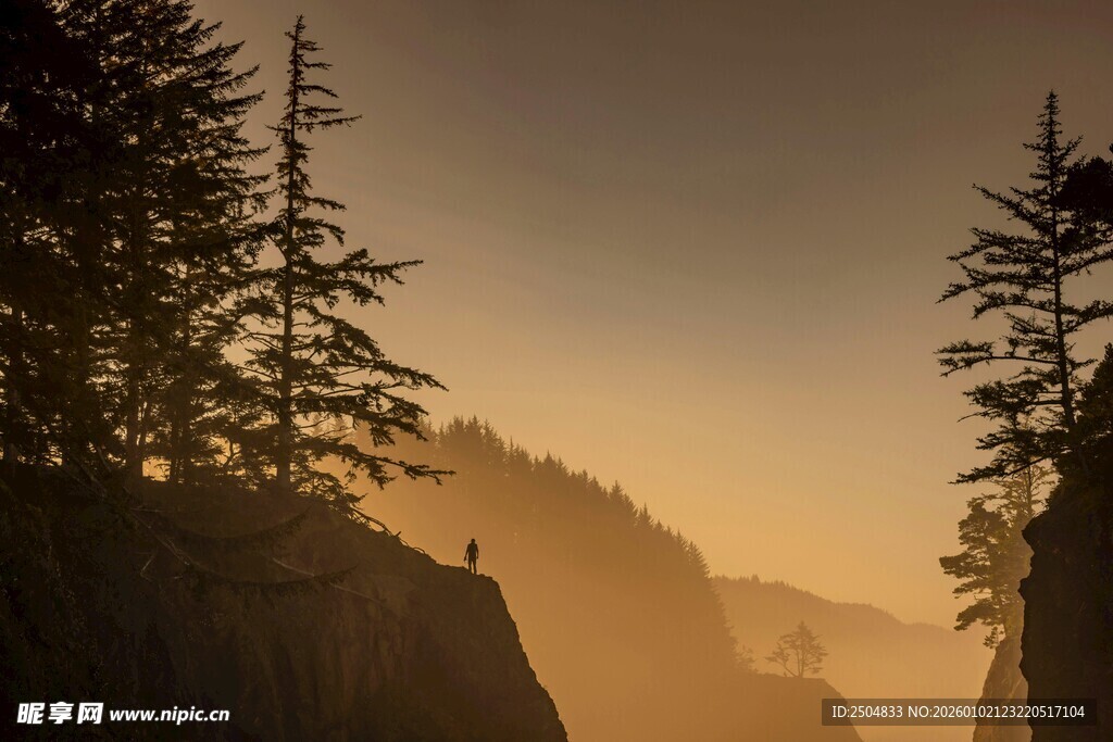 悬崖边的黄昏静谧时刻