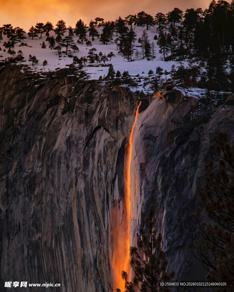 夕阳下的壮丽悬崖瀑布