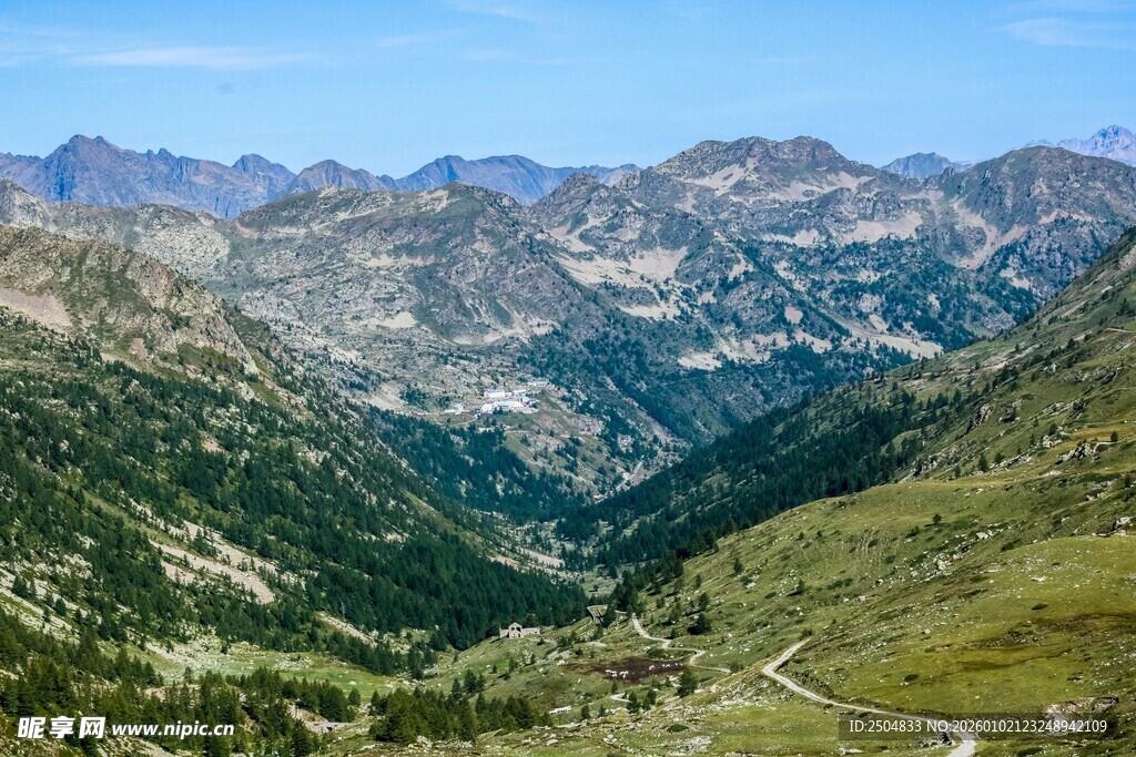 山间美景 绿意盎然的山谷
