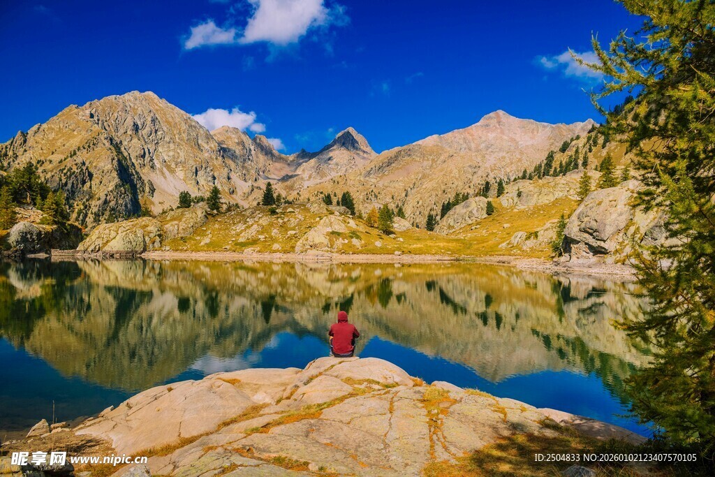 湖畔单人赏景的静谧时刻