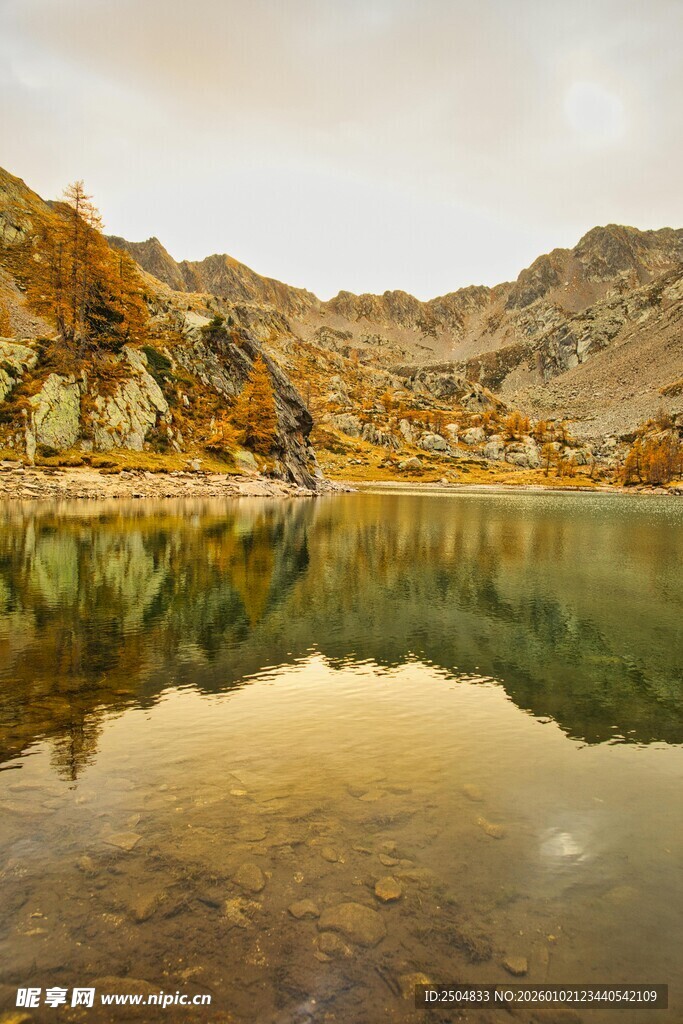 山间静谧湖景 秋色如画