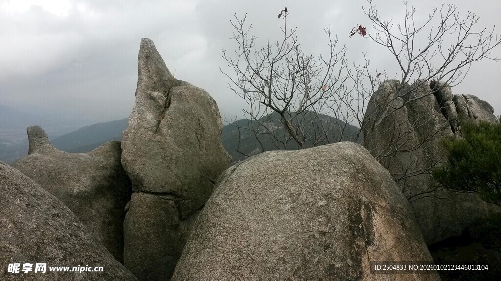 山间奇形巨石景观