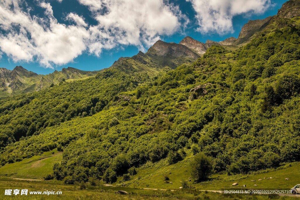 青山绿野间的壮美风光
