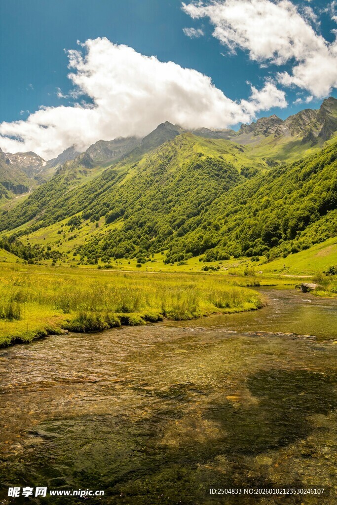山间绿野河流美景
