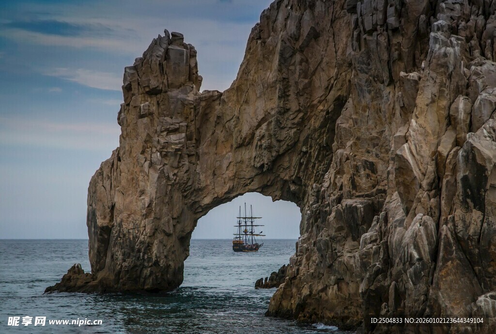 海边拱形岩石景观