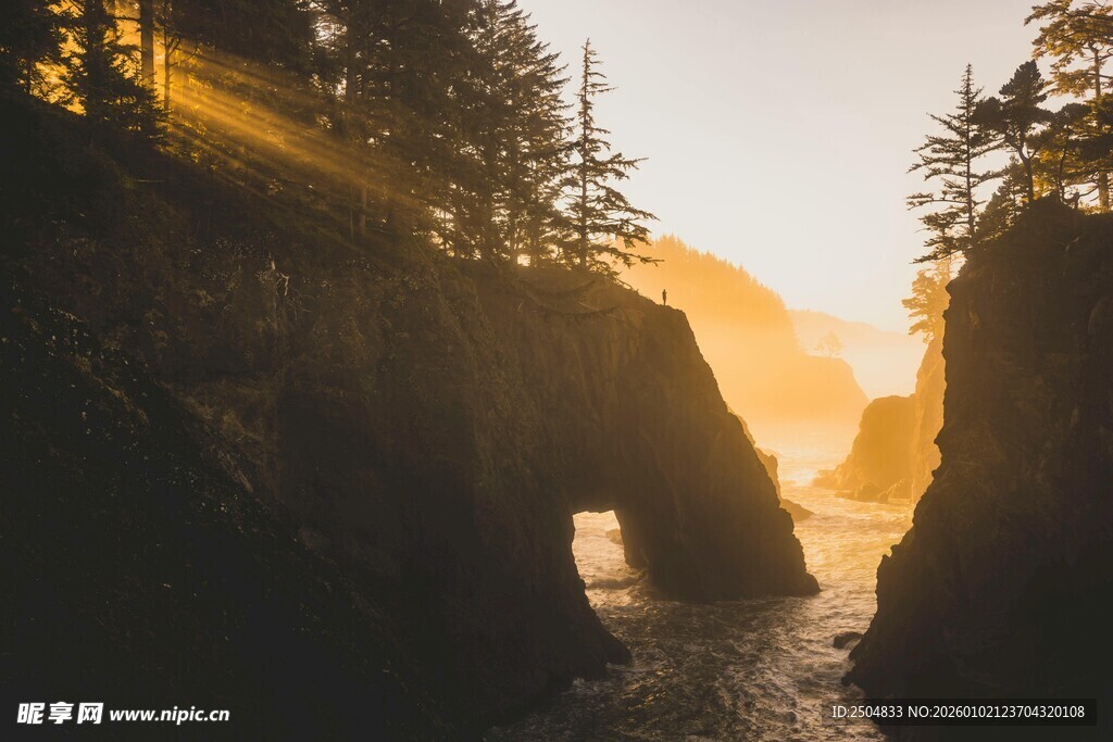 夕阳下的海岸岩石景观