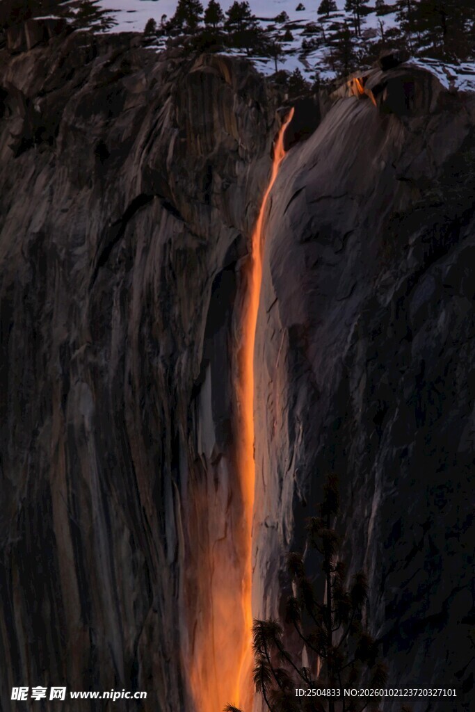 夕阳下的壮丽瀑布景观
