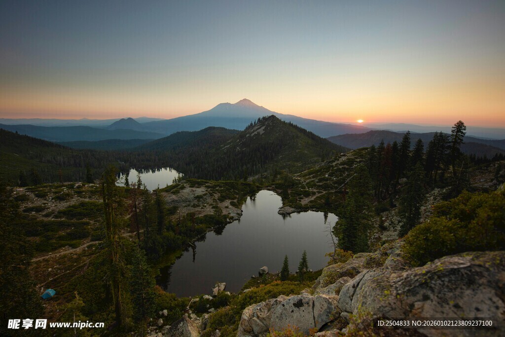 日落时分山间湖泊美景