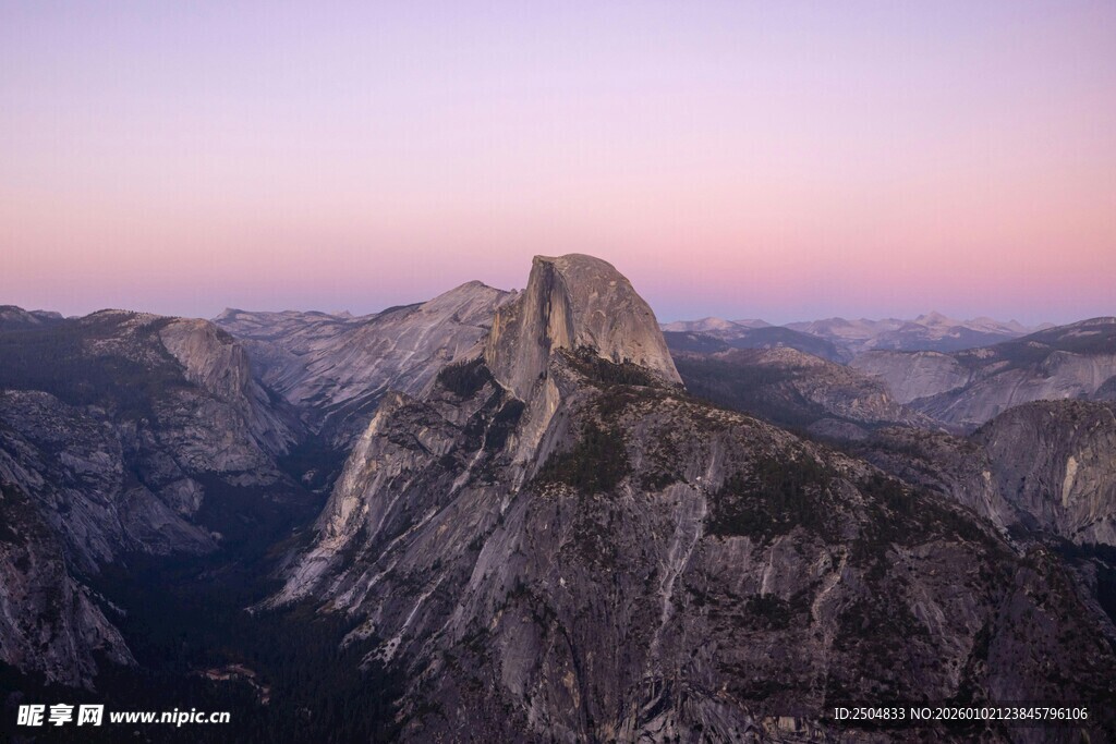 黄昏下的壮丽山峰