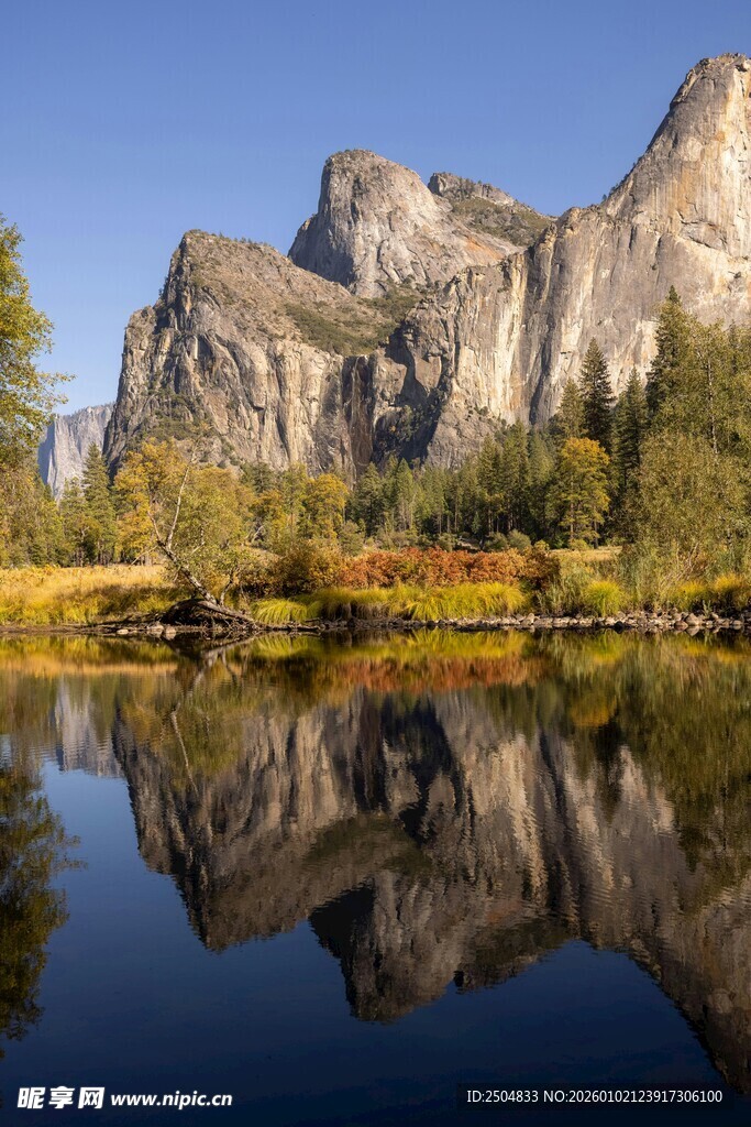 壮丽山景倒映于静谧湖面