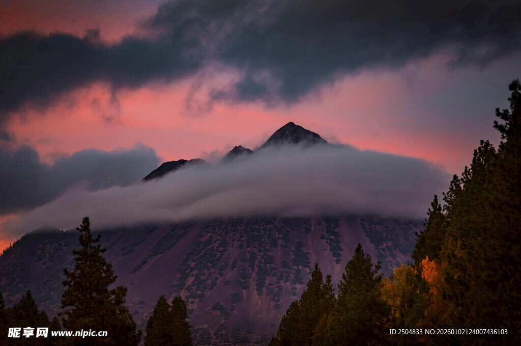 云雾缭绕的壮丽山峰景色