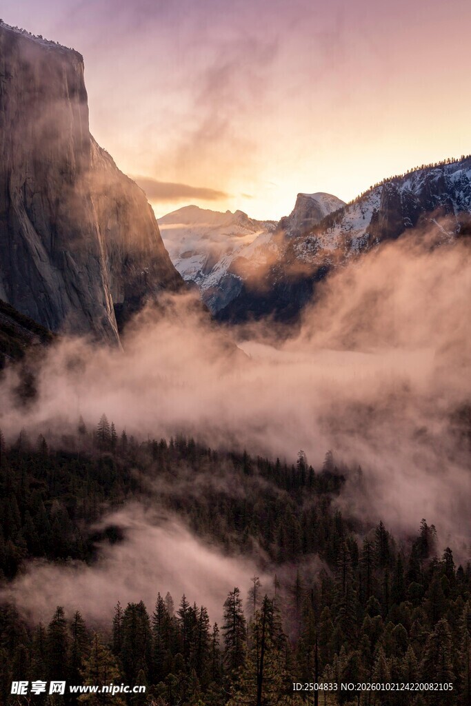 山谷云海间的壮丽日出