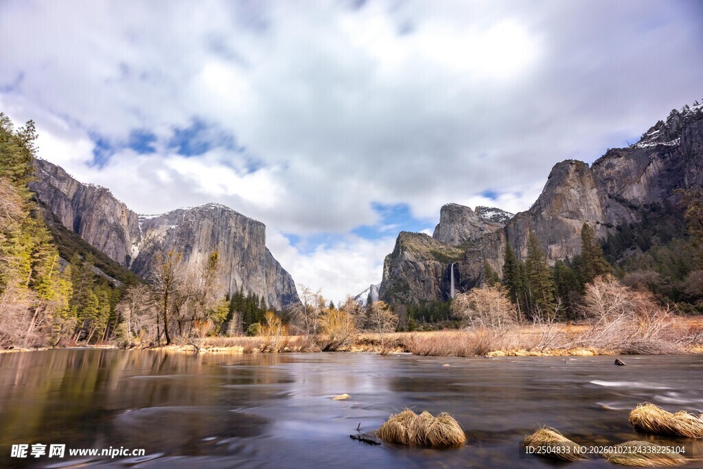 壮丽山谷中的宁静湖水