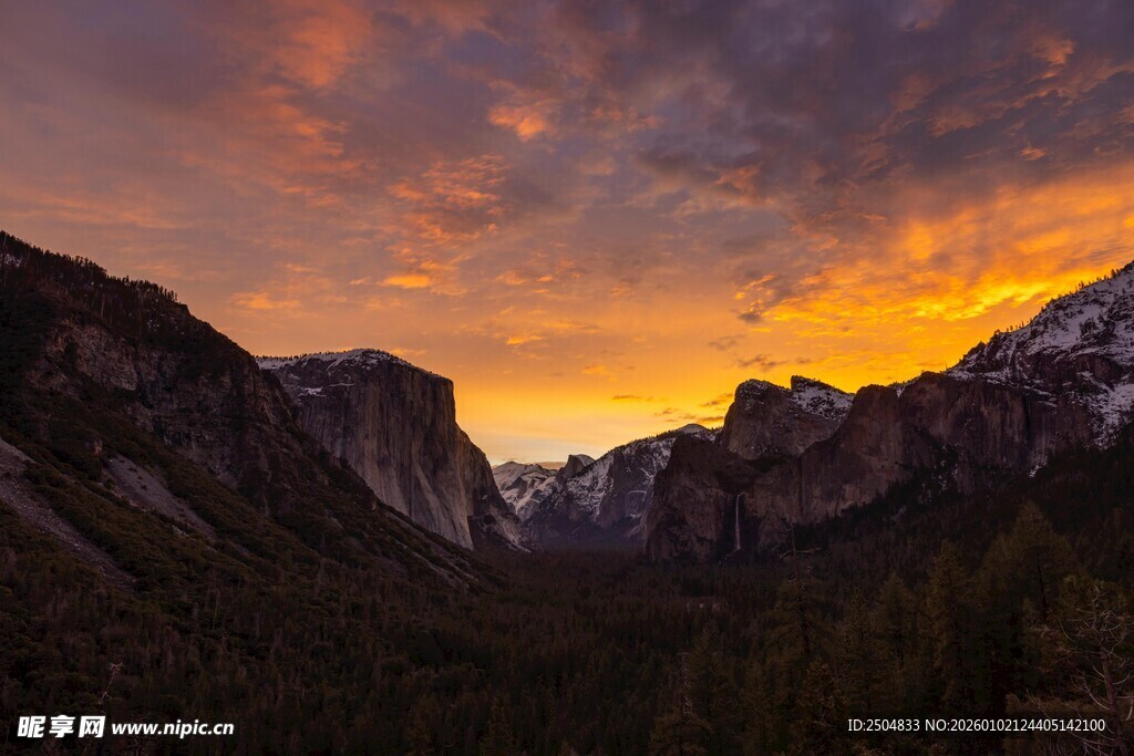壮丽山谷的绚烂日落