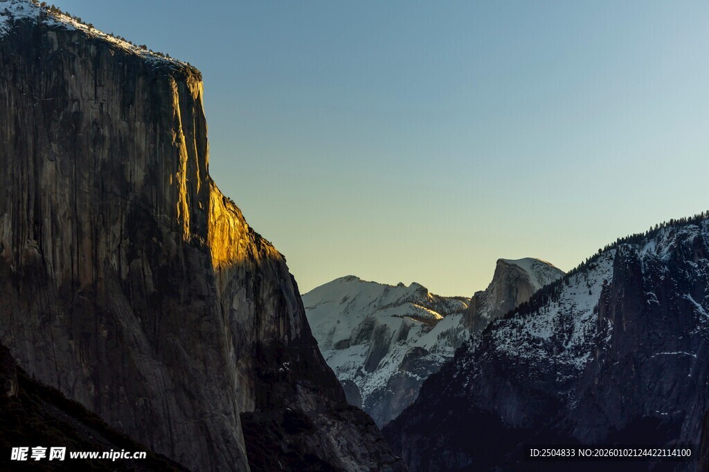 壮丽山景 阳光照耀悬崖