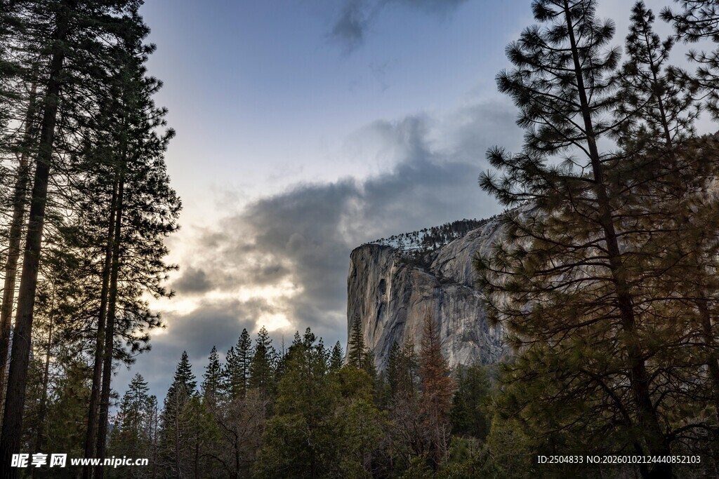 山林间的壮丽峭壁景观