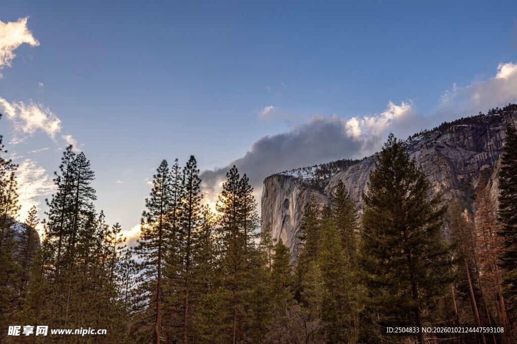 山林晨光中的壮丽自然景观