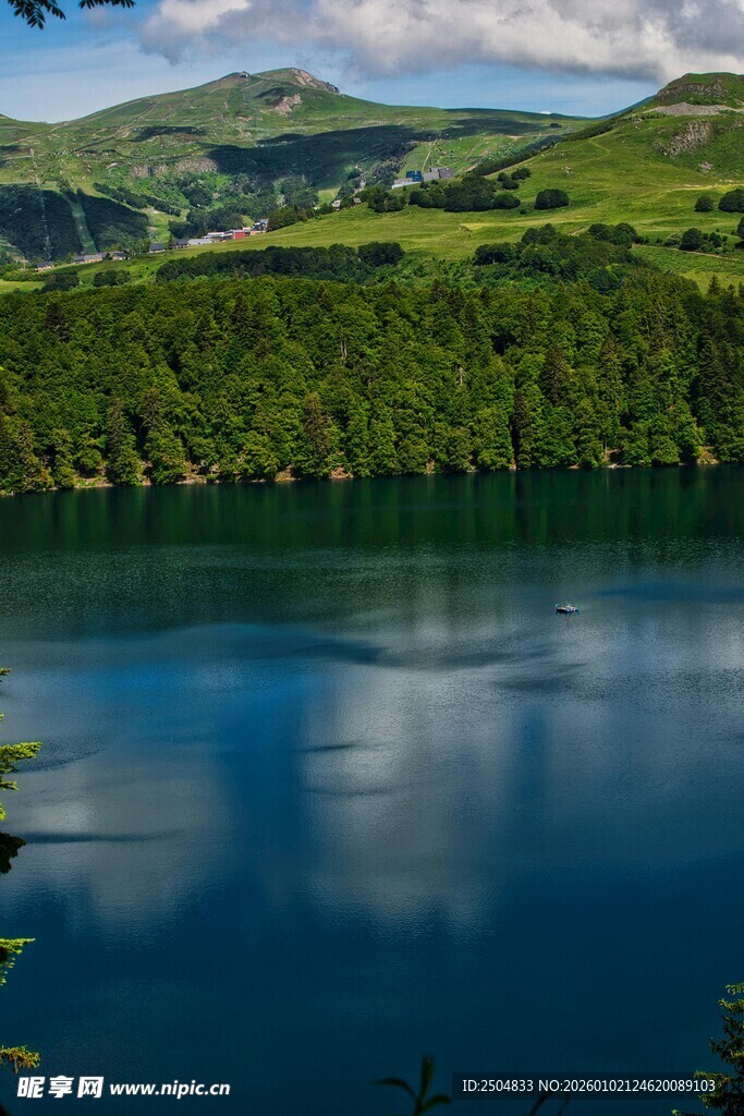 美丽湖畔自然风光