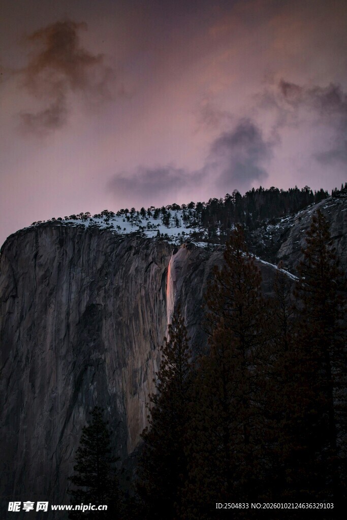 黄昏下的壮丽悬崖瀑布