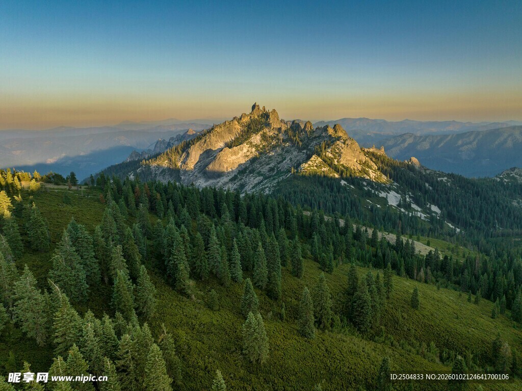 壮丽山峦与葱郁森林景观
