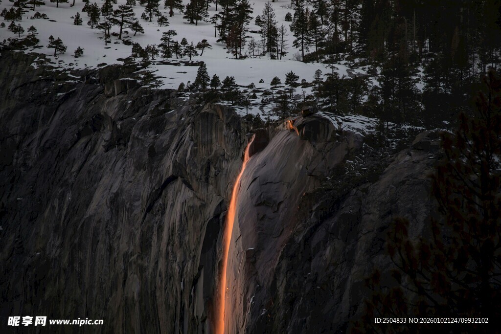 夕阳下的火红瀑布景观