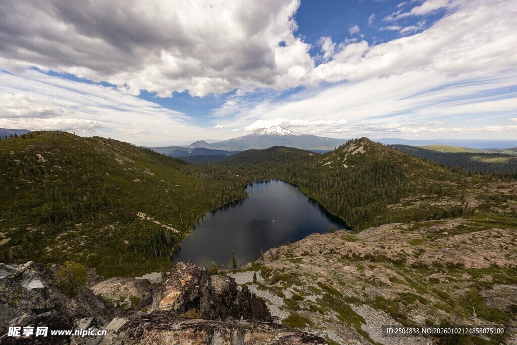 山间湖泊全景风光