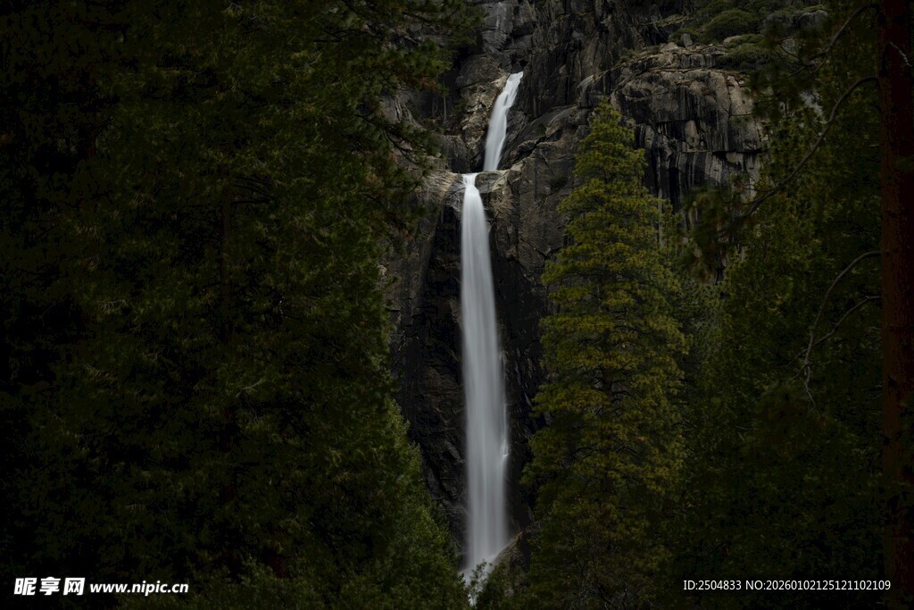 山间瀑布 绿意环绕之景