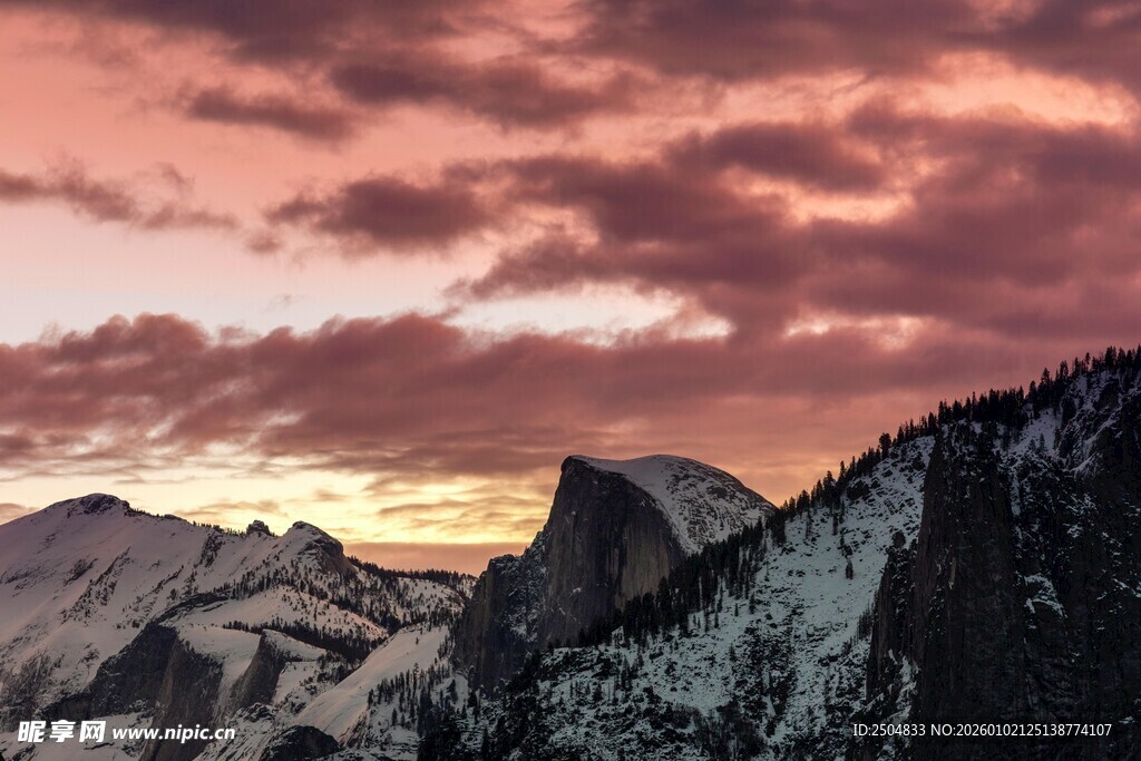 壮丽山峦间的绚烂晚霞