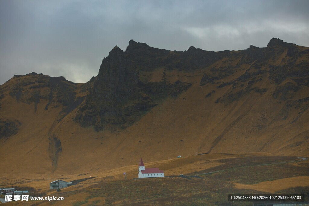 山间小屋与壮丽山景
