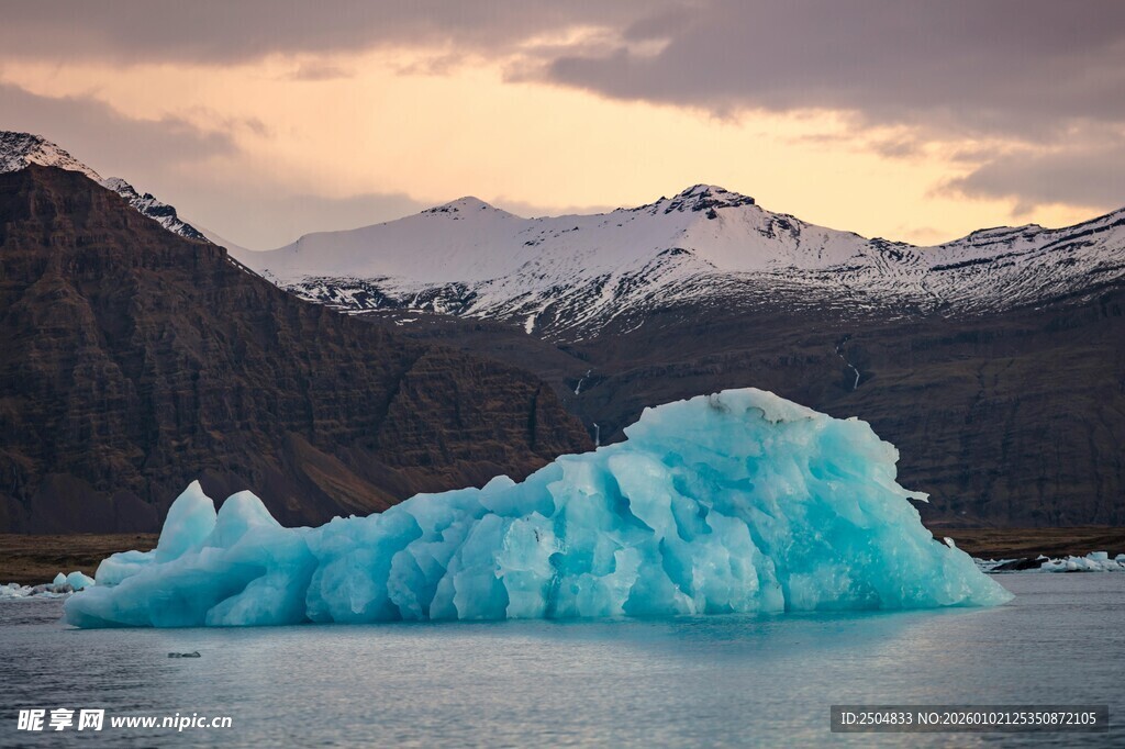 海上蓝冰 远山暮色美景