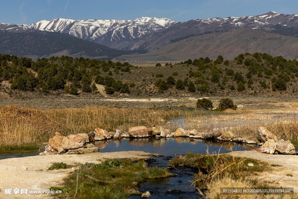 雪山下的潺潺溪流