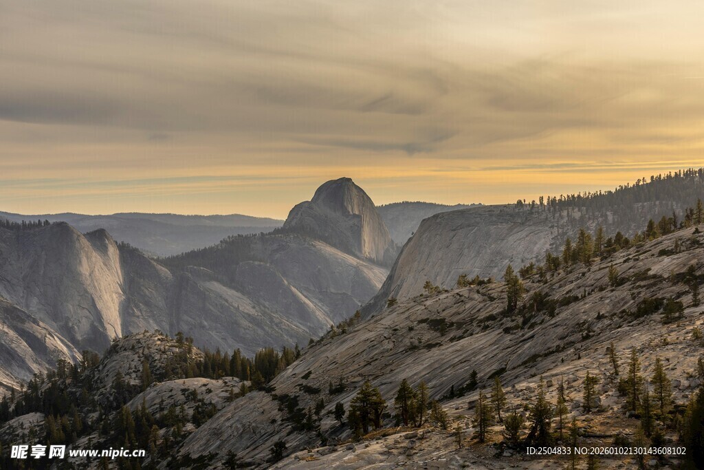 黄昏下的壮丽山脉景观