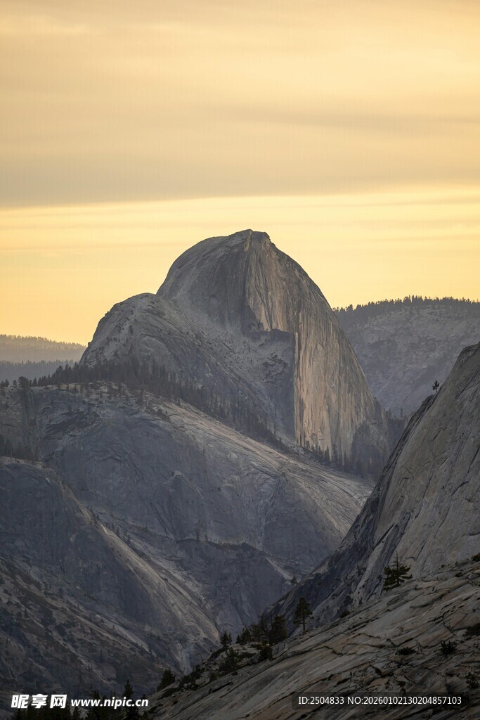 黄昏下的壮丽山峦