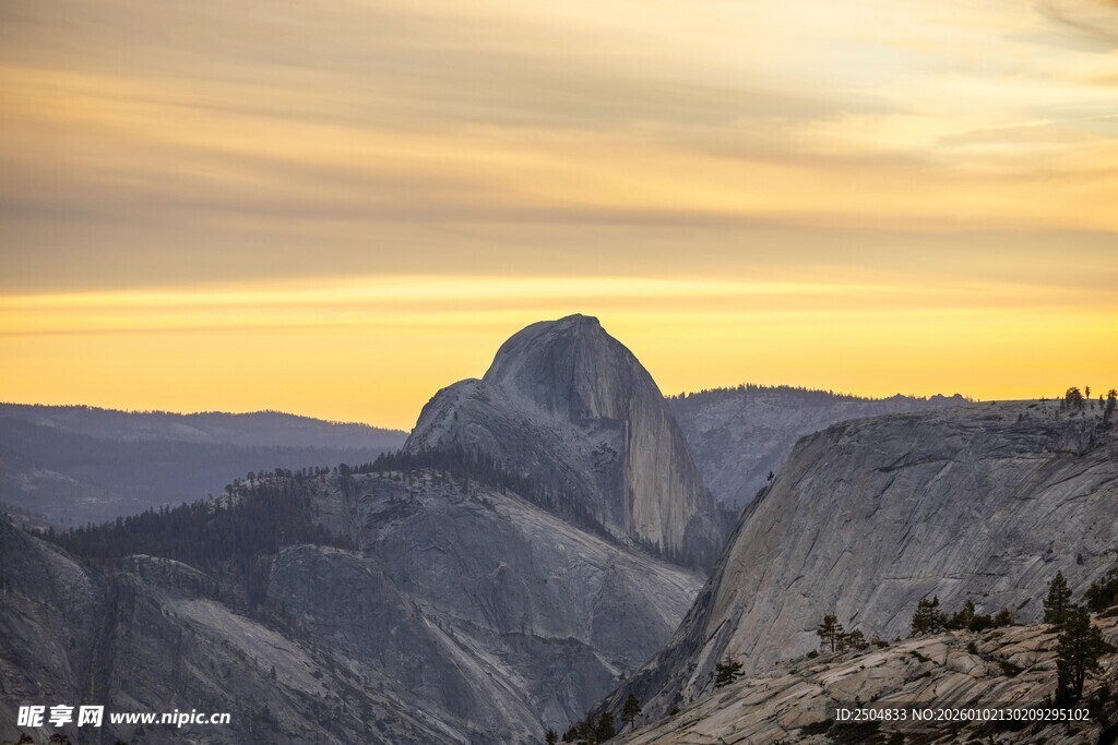 日落时分的壮丽山峦