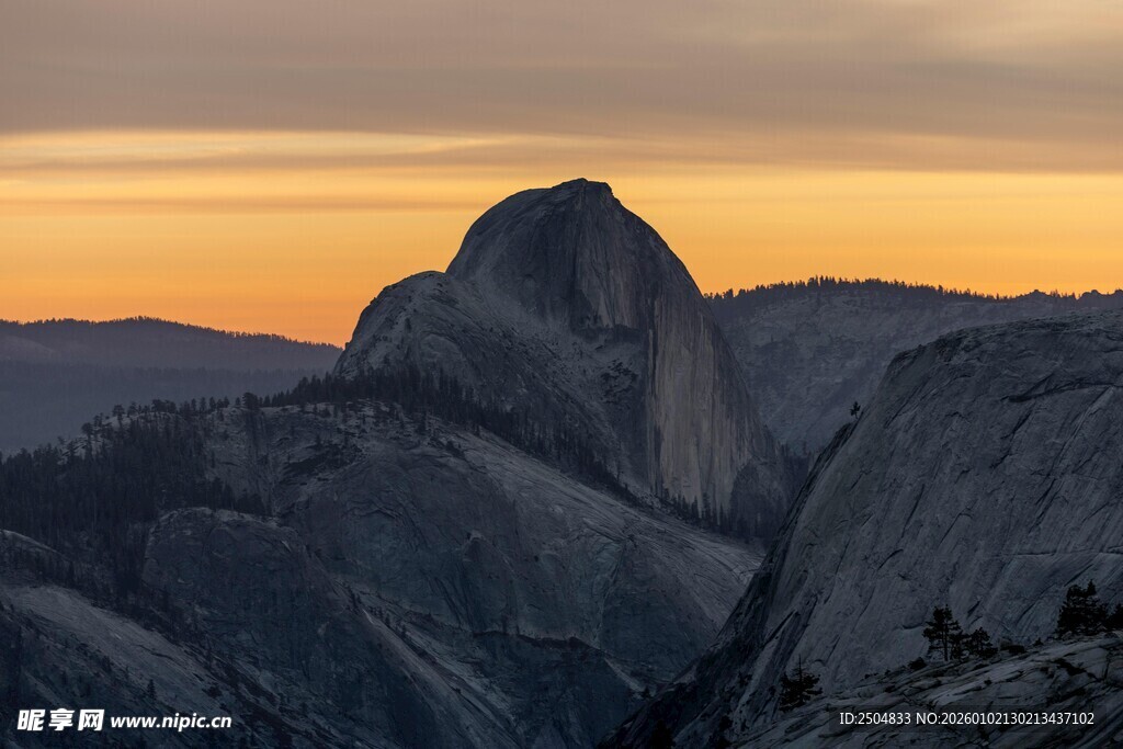 日落时分的壮丽山峰