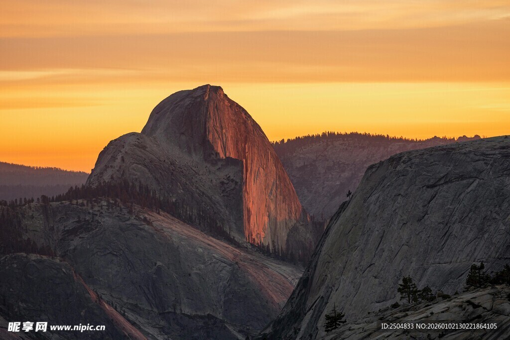 日落时分的壮丽山峰