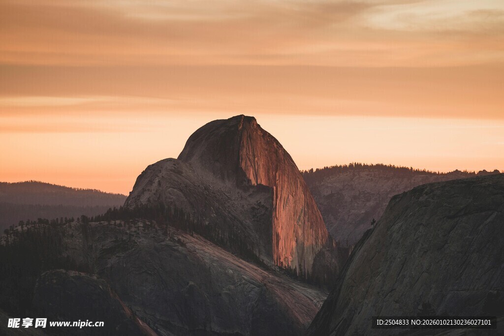 夕阳下的壮丽山峰