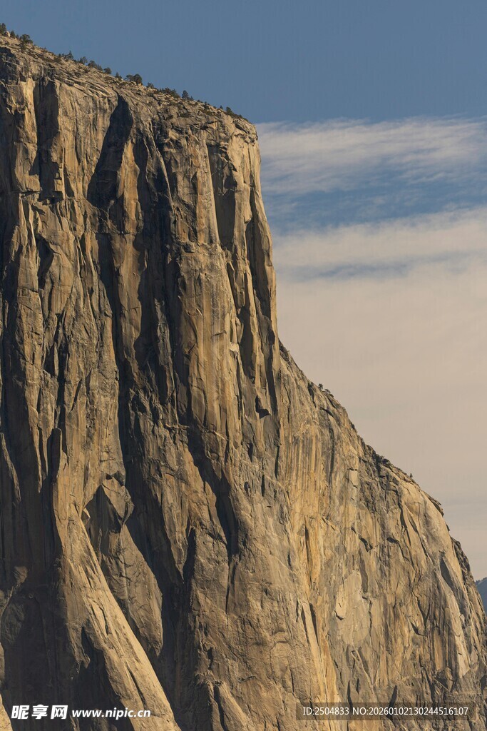 陡峭壮丽的岩石山峰
